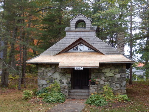 Wildwood Baptist Chapel, a little chapel located between two houses.