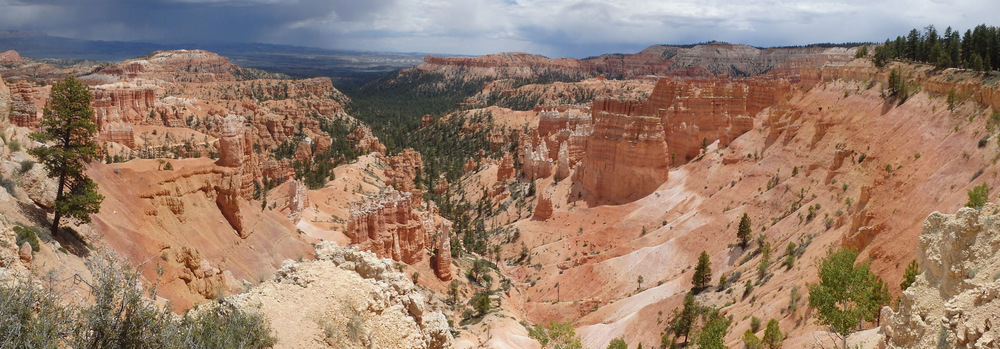 Looking east into the canyon from between Sunrise Point and Sunset Point.